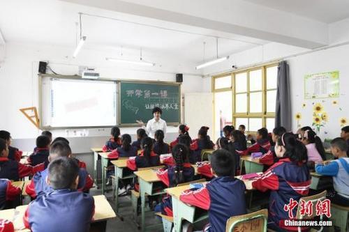 Pupils attend a class. (File photo/China News Service)