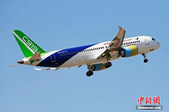 A C919 jet plane takes off in a test flight. (Photo/China News Service)