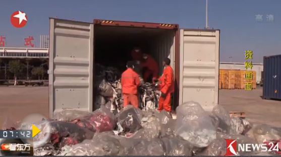 Shanghai customs officials intercepted smuggled waste. (Photo/Video screenshot) 