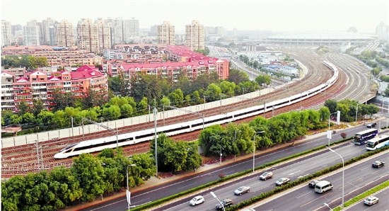 A bullet train runs on its rails. (Photo/Chinanews.com)