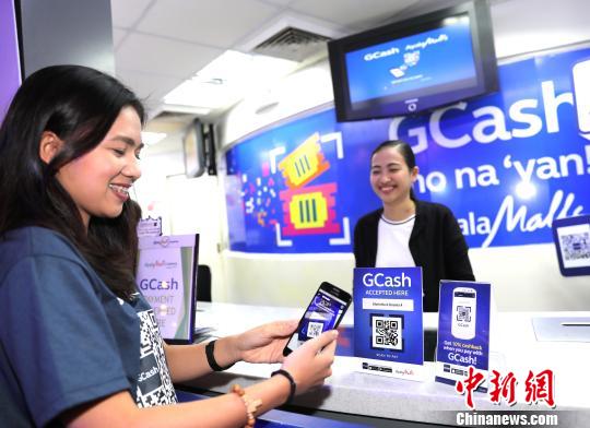 A customer scans a static QR code to pay at a store.  (Photo provided to Chinanews.com)