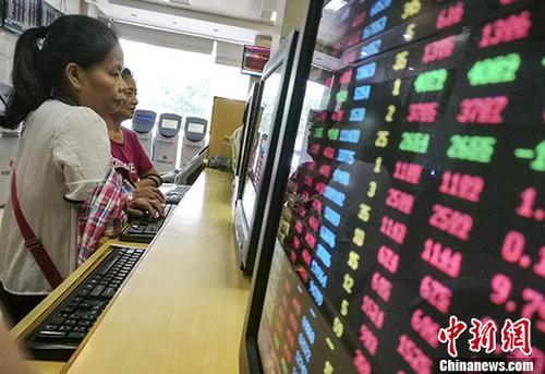 Share holders watch stock screen at a stock exchange. (Photo/China News Service)
