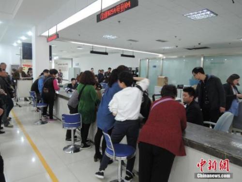 People handle pension insurance business.(Photo/China News Service)