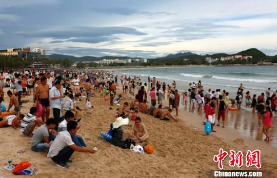 Tourists visit Dadonghai Beach in Sanya City, Hainan Province. (File photo/China News Service)