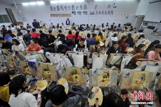 Students learn to paint at a training school. (File photo/China News Service)