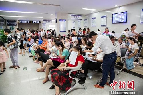 People wait at the exit and entry administration hall of Nanning Public Security Bureau, Guangxi Zhuang Autonomous Region. (File photo/China News Service)