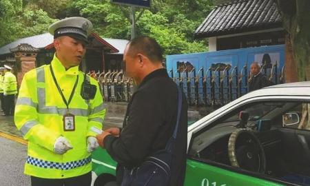 A traffic police officer monitors a driver of posting a statement on WeChat Moment. (Photo/Western China Metropolis Daily)