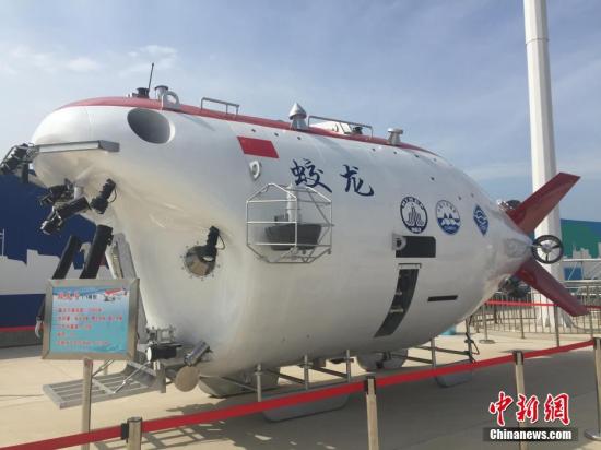A model of China's first manned deep-sea research submersible Jiaolong. (Photo/China News Service)