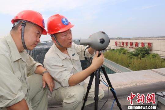 Two engineers operates a VR equipment at the demonstration zone for an ultrafast 5G communication network in Hongqiao Business District, Shanghai, May 17, 2018. (Photo/China News Service)