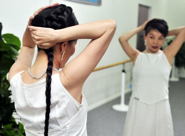 Woman keeps 1.7-meter-long hair