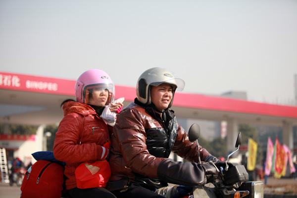Migrant workers beat holiday rush on motorbikes