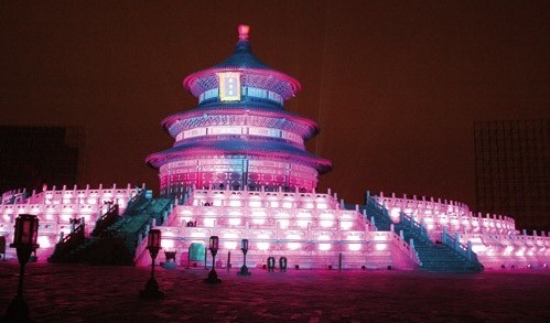 Light projected on the Temple of Heaven Thursday at the rehearsal of Beijing's first New Year countdown, making the historic building pink under the night sky. Photo: Beijing Municipal Commission of T