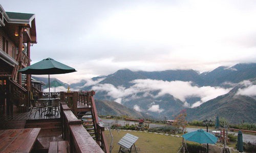 The open balcony of a hostel featured in a photo in Trends magazine offers guests a fantastic view of mountain peaks emerging through the clouds. Photo: Trends.com.cn