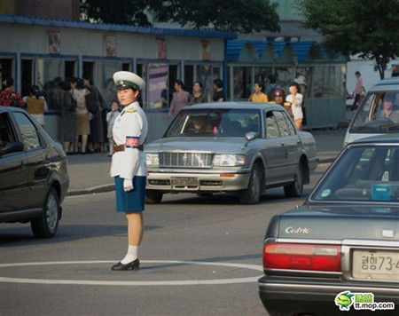 A traffic police woman in North Korea. Photo from Baidu.