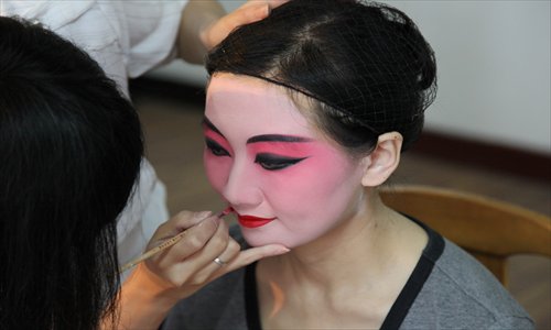 A cosmetician applies makeup to a customer. [Photo: Courtesy of Li Yuan Image]