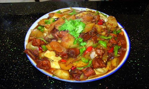  <p>&nbsp;</p> <p><strong>Xinjiang Uyghur Autonomous Region: Hantengri Muslim Gourmet Restaurant</strong></p>  <p>&nbsp;</p>  <p>You might have seen people making hand-pulled noodles outside some Xinjiang restaurants in Beijing, but don't be fooled. Li Jing, a waitress at Hantengri Muslim Gourmet Restaurant, revealed that most only use the noodles for soup.</p>  <p>&nbsp;</p>  <p>For the real deal, try latiaozi: a Uyghur staple of hand-pulled noodles mixed with fried vegetables, mutton and beef sourced direct from Xinjiang. We recommend red willow mutton kebabs. We substitute bamboo skewers for red willow ones, Li explained. The red willow infuses an aromatic scent that makes the mutton taste even more succulent.</p>   <p>&nbsp;</p> <p>Address: 7 Sanlihe Lu, Haidian district</p>  <p>&nbsp;</p>  <p>Contact: 6833-5599</p> <p>&nbsp;</p>   <p>Recommended dishes: red willow mutton kebabs, finger mutton, saut�� spicy chicken</p> <p>&nbsp;</p>   <p>Average price per person: 50-70 yuan</p>