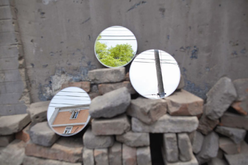 Helen Couchman is fascinated by changes in the traditional Beijing hutong, and used mirrors to capture different perspectives for her paintings. [Photos by Wang Jing / China Daily]