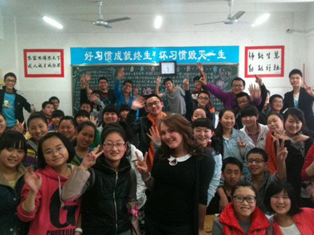 The author poses with her students. [Photo provided to chinadaily.com.cn] 