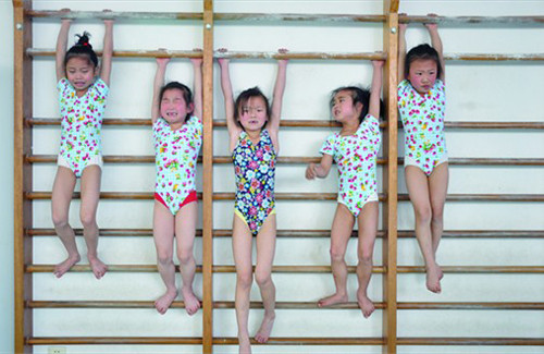 Girls in tears hang from bars on the wall. (Photos: Cai Xianmin/GT)