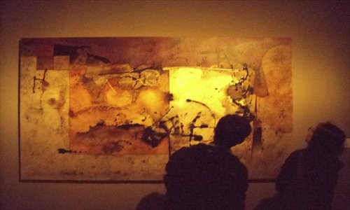 Visitors viewing one of the 34 artworks on display at Manuel Felgurez's solo exhibition [Photo: Zhang Zihan/GT]