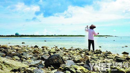 A fisher works on Yongxing Island. [Photo/ynet.com]