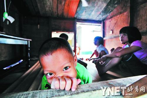 There is no school on Yongxing Island yet and children play at home. The city government is planning to build a kindergarten on the island. [Photo/ynet.com]