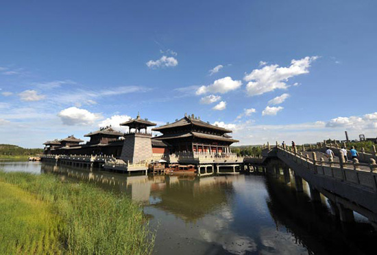 Tourists visit the Lingyan Temple of Datong Yungang Grottoes on August 8, 2012. [Photo/Xinhua]  