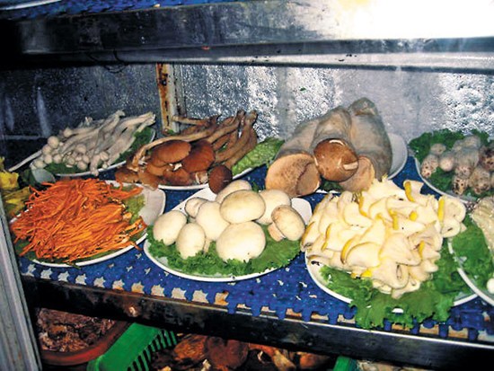 A variety of mushrooms are displayed at Jin Chuan Wild Mushroom King restaurant in Kunming. (Photo: China Daily)