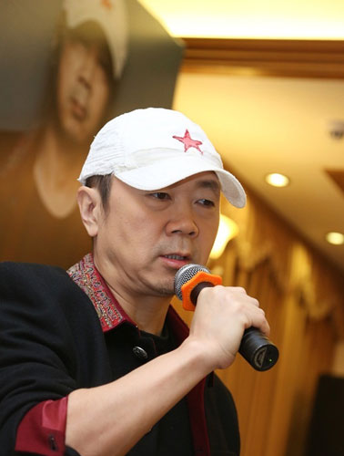 Rock singer Cui Jian promotes his upcoming show in Shanghai on Tuesday, October 16, 2012. The show is scheduled at the Shanghai Grand Stage on December 24. [Photo: yule.sohu.com]