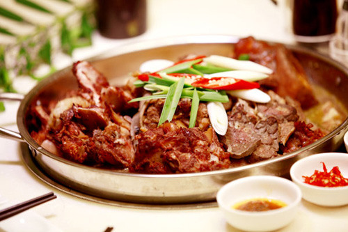 Full-flavored ox bone broth is highly recommended by chefs at Hong Kong Gold Medal Seafood Hotpot. Photos provided to China Daily