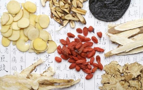 The output value of Traditional Chinese Medicine reached nearly 500-billion yuan in 2011, 15 times the value of 2001. 