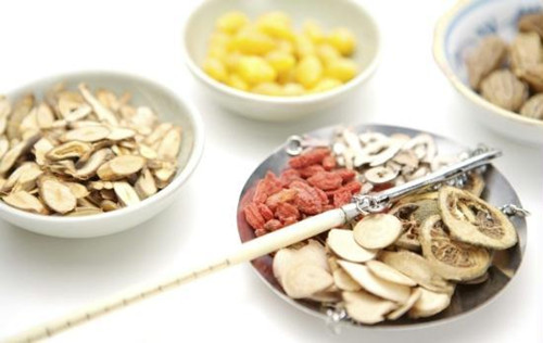 The output value of Traditional Chinese Medicine reached nearly 500-billion yuan in 2011, 15 times the value of 2001. 