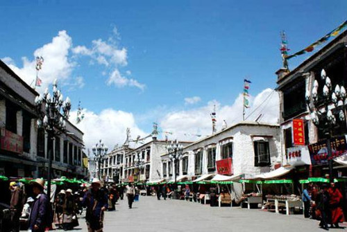 Among the millions of streets in China, there is a special one in Lhasa. It may not look that spectacular or grand, but for many people its sacred. Its a circular road that draws pilgrims and tourists from all over the world. Its the Barkhor street 