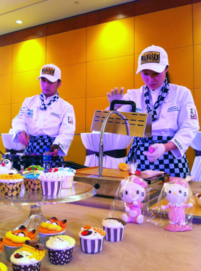 The desserts on sale are produced on the spot.