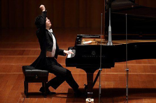 China��s piano prince Li Yundi played to a full house at the National Center for the Performing Arts on Saturday night. 