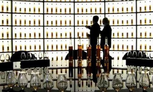 Horse-drawn carriages...bagpipe players...and graceful ladies...This is not a scene from a medieval film, but the opening night of Beijings first luxury whisky club. 