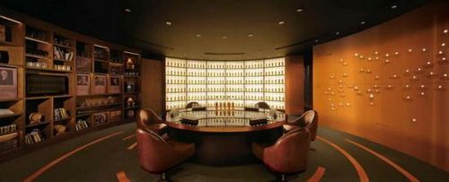 Horse-drawn carriages...bagpipe players...and graceful ladies...This is not a scene from a medieval film, but the opening night of Beijings first luxury whisky club. 