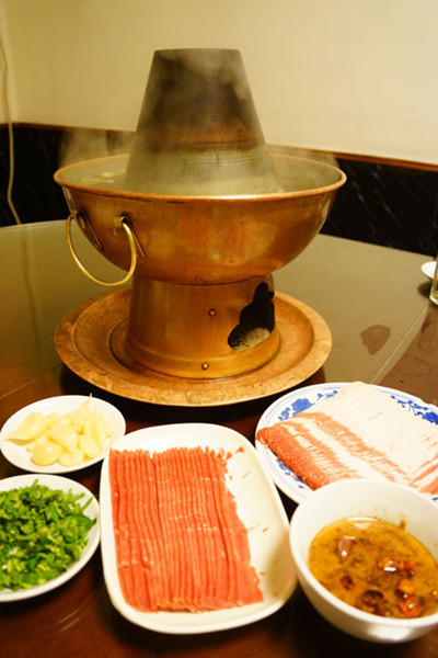 Above: A typical Beijing-style bronze lamb hotpot is served at Muslim restaurant Hongyunxuan. Photos by Ye Jun / China Daily