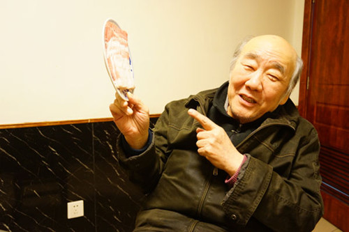 Hong Dacai demonstrates how lamb slices should stick on the plate, even if it is held vertically, as it denotes good quality meat.