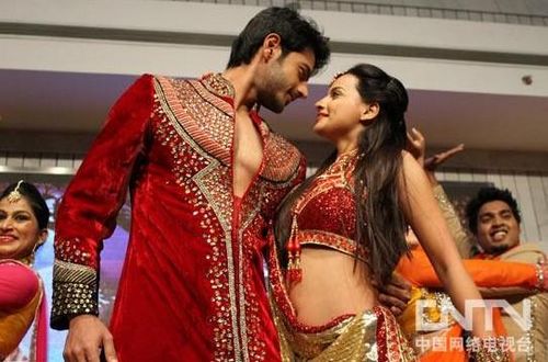 Dhruv Bhandari (center left), leading actor, and Vandana Joshi (center right), leading actress of Indian musicial Taj Express dance a live show at the press conference of its China tour in Beijing on December 27. (Photo by CCTV.com/Zhang Jingya) 