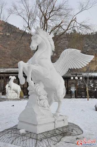 An ice and snow carnival has just started to make the best of this chilly winter at a popular natural scenery spot. 