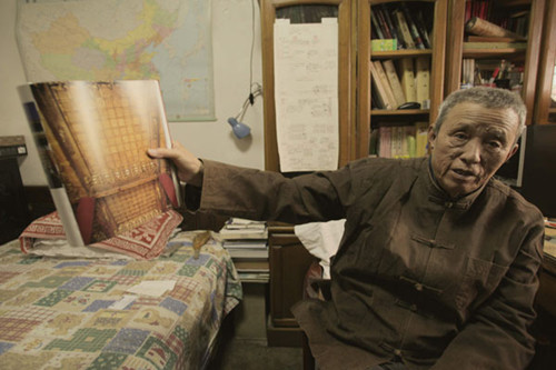 Wang Zhongjie, 79, has devoted more than 60 years to restoring color painting on ancient Chinese architecture. Yu ChenKang / China Daily
