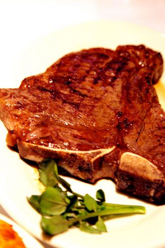 T-bone steak [Photo by Fan Zhen/China Daily]