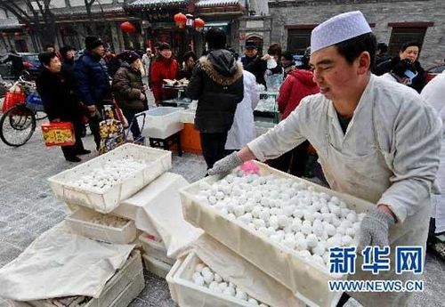 Standing in the cold wind, these people are looking to sweeten up the festival atmosphere. 