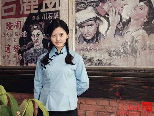 A girl wearing Minguo-style clothing poses for a photo on the Minguo Street in Liangjiang International Studio City, Southwest China's Chongqing municipality. [Photo/People's Daily Online]