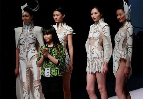 In the end, it’s Beijing-based Wang Zhixian who wins the gold award. Her productions blend traditional Chinese elements with modern designs.