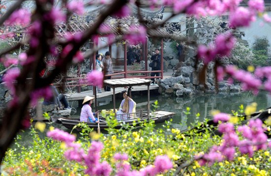 Two actresses play Pingtan for visitors at Suzhou Liuyuan Garden in Jiangsu province on April 1, 2013. [Photo / Xinhua]