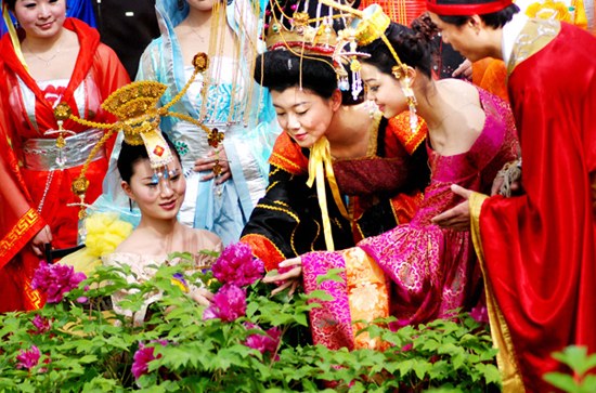 During the Luoyang Peony Cultural Festival a pageant performance featuring ��Tang Dynasty emperors�� and their consorts on a spring outing is held.