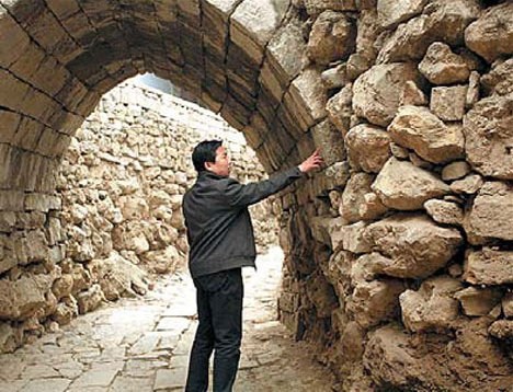 The Qing Dynasty single-arched stone-made bridge is composed of two levels of roads, one on top of the other.