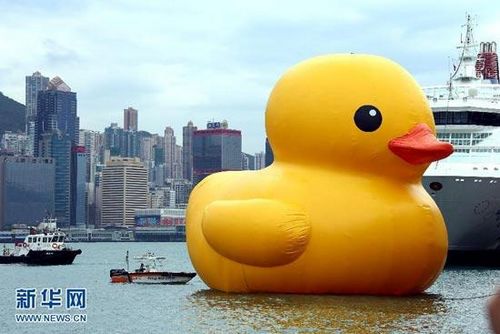A huge rubber duck floats on the waters at the Victoria Harbor in Hong Kong, south China, May 2, 2013. The largest rubber duck was created by Dutch artist Florentijn Hofman, with 18 meters of length, 15 meters of width and height. The duck has visited 12 cities since 2007. (Xinhua/Lui Siu Wai)  